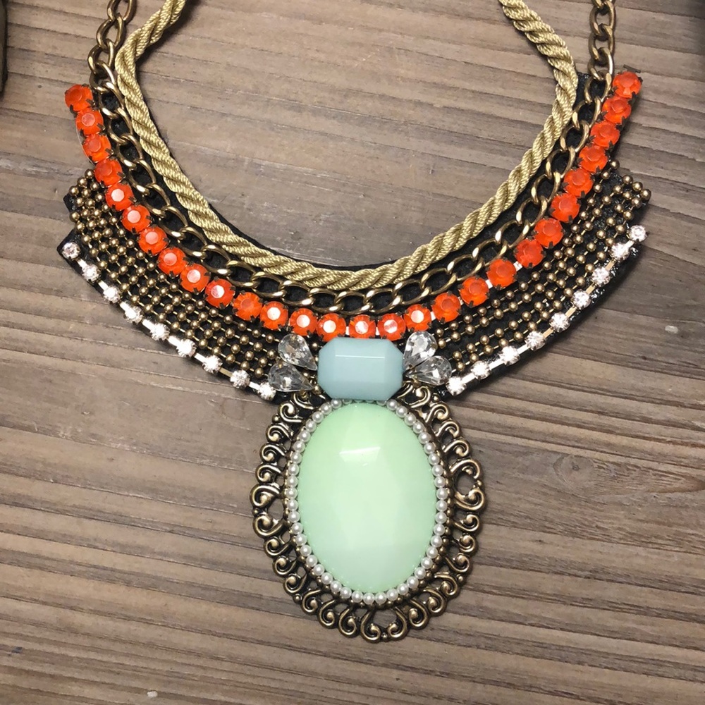 Trendy bib necklace ✨